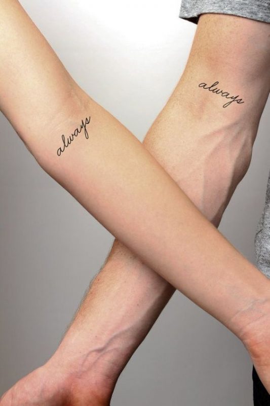 Un tatuaje: Que simbolice en tinta, el amor eterno entre los dos.