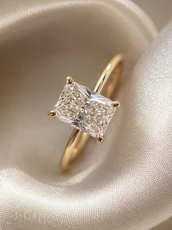 Anillo de compromiso con diamante corte radiante sobre tela de satín