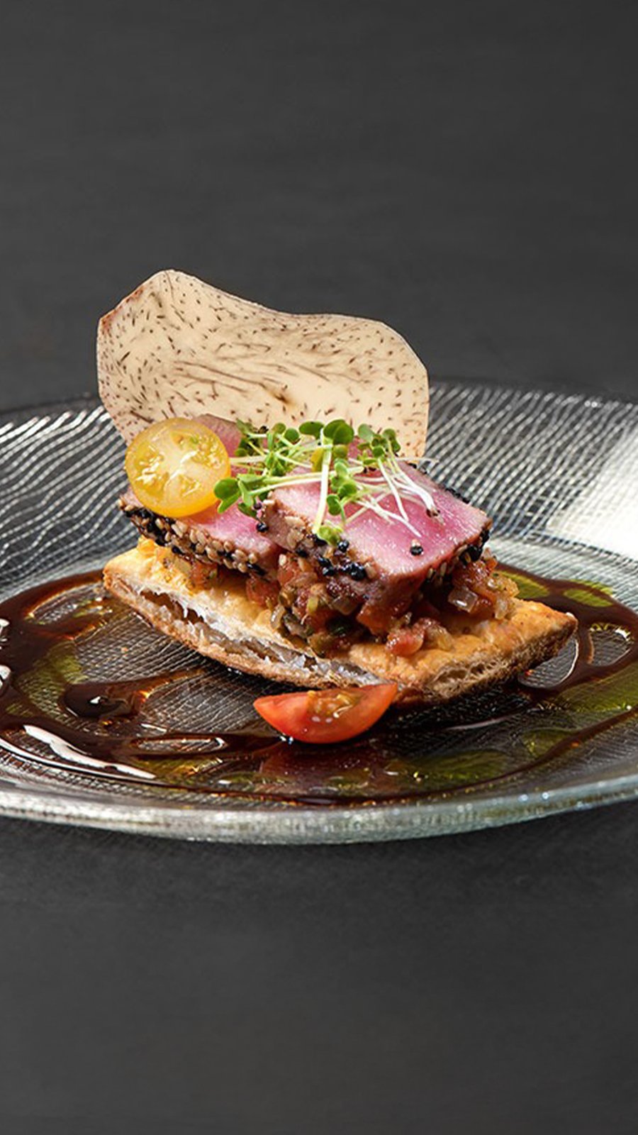 Platillo de autor con atún sellado y jitomates, parte de la experiencia gastronómica para los invitados