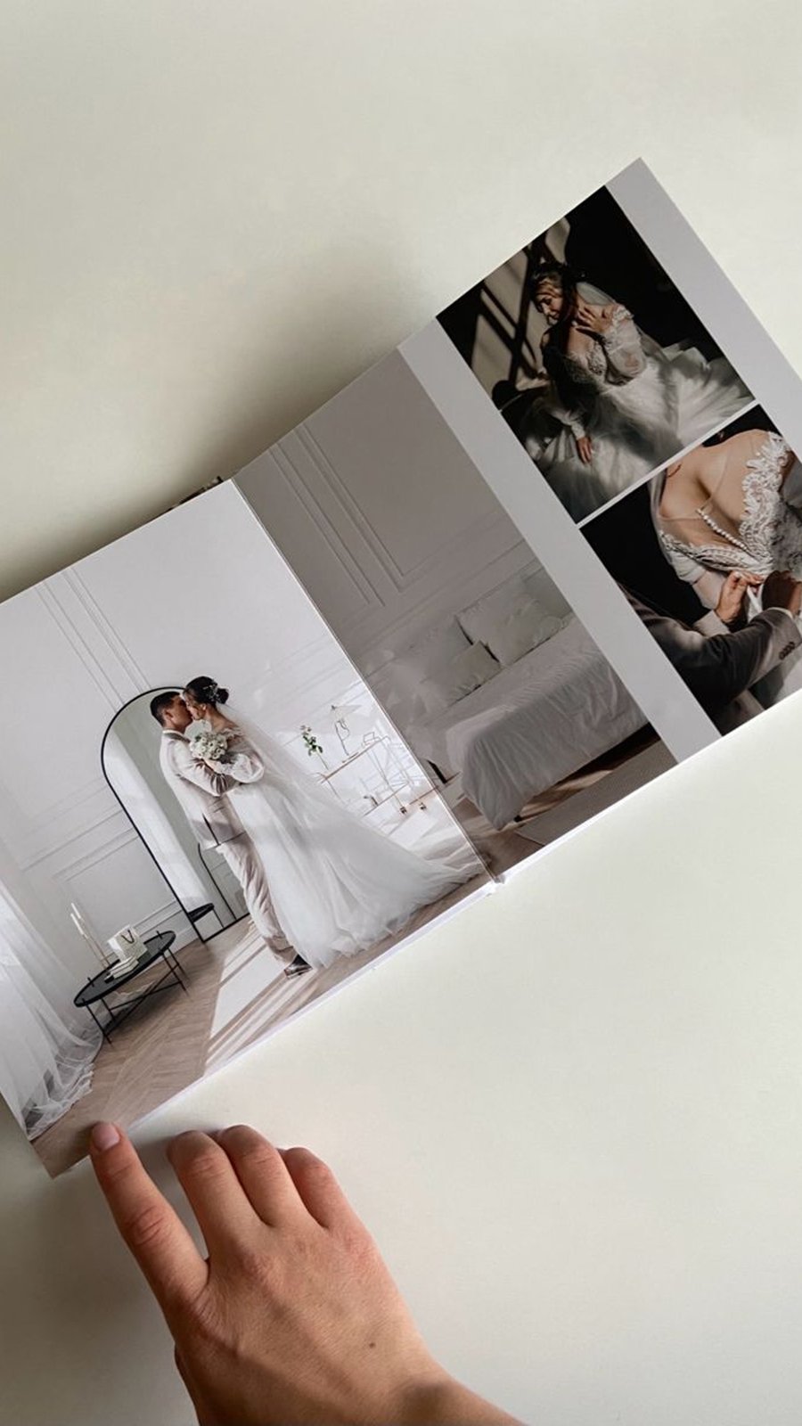 Álbum fotográfico de boda abierto como regalo de aniversario