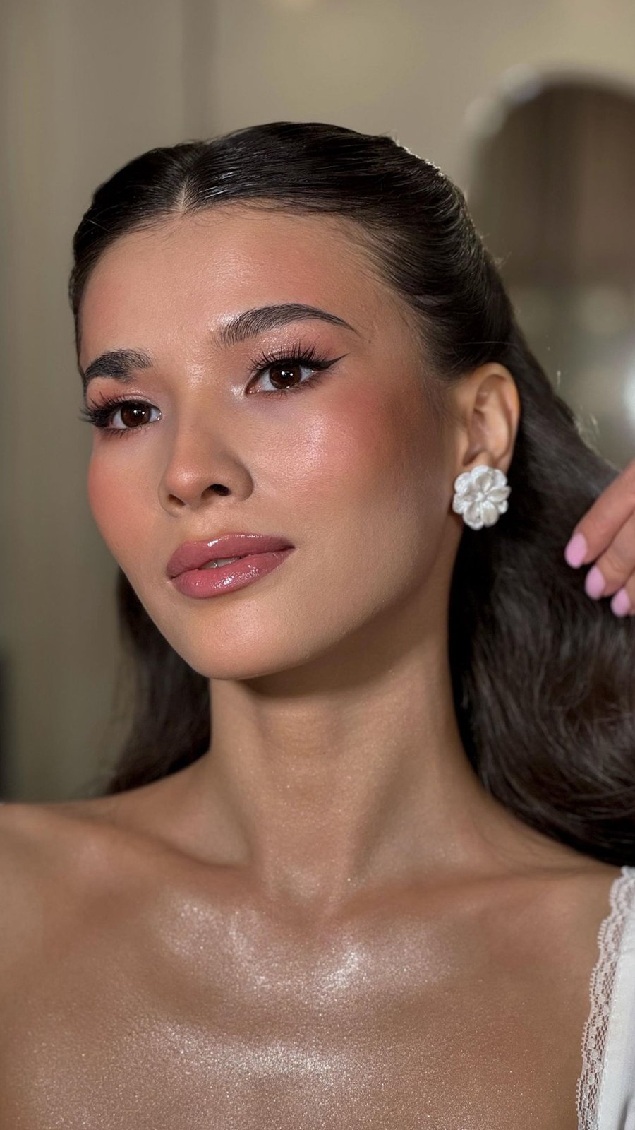 Maquillaje soft glam con piel luminosa, rubor rosado y delineado suave