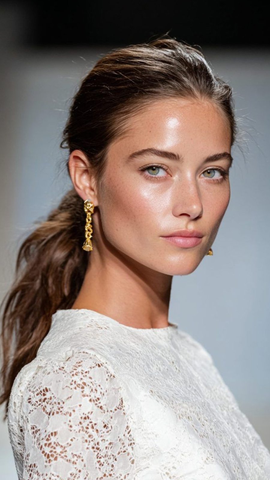 Maquillaje glowy skin con piel luminosa y labios en tono nude