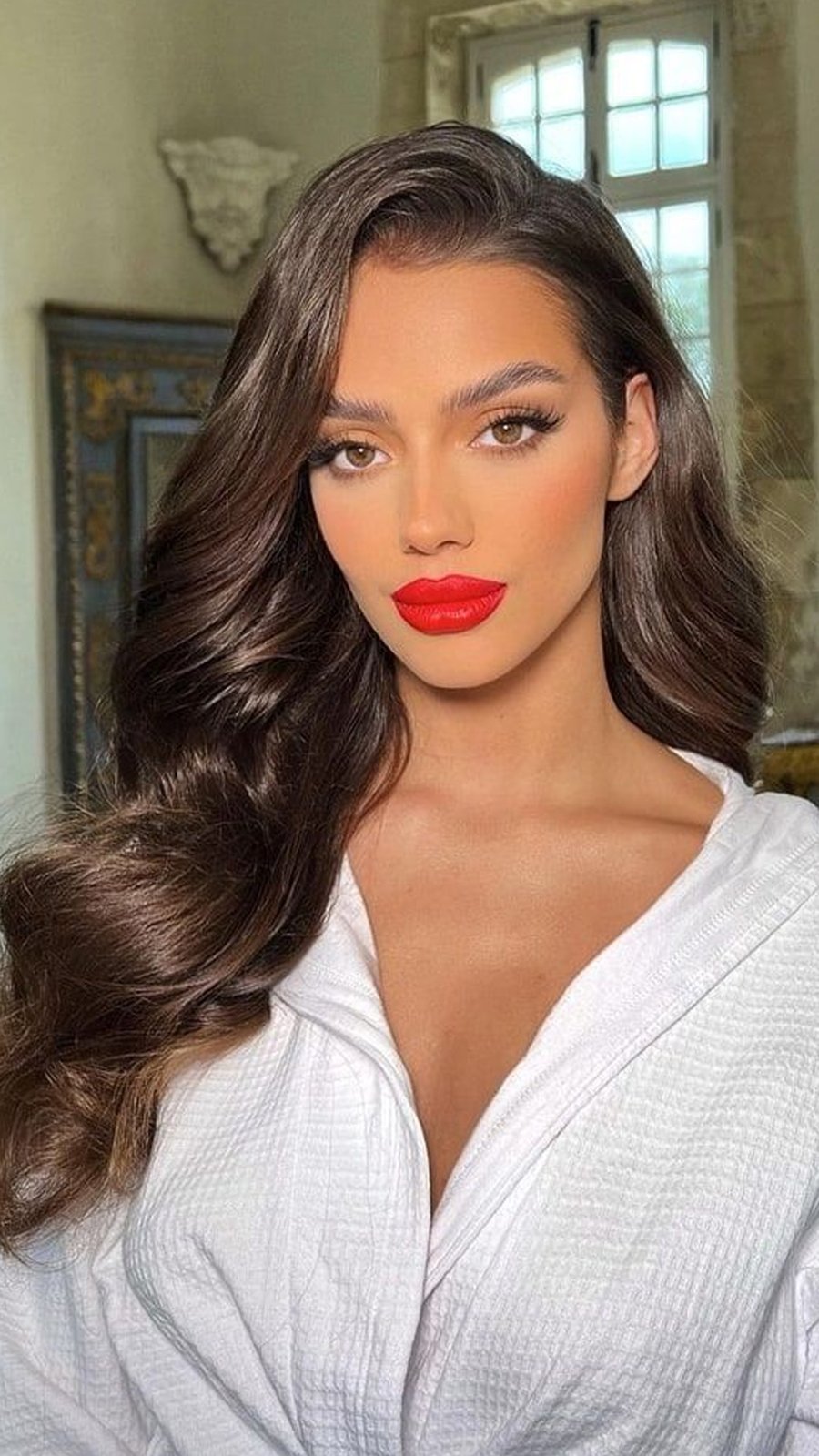 Maquillaje estilo Hollywood clásico con labios rojos y ondas en el cabello