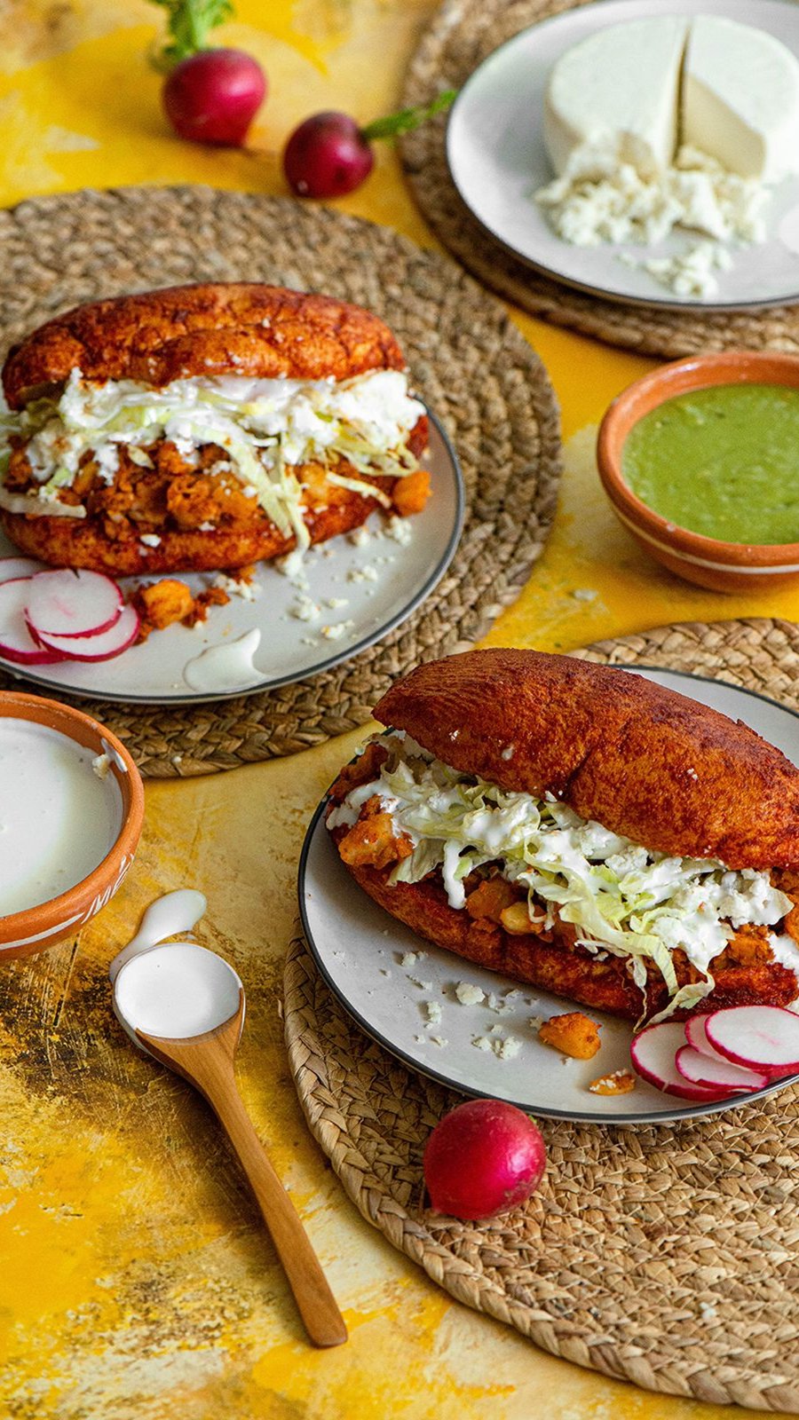 Tortas ahogadas con salsa, cebolla y rábanos