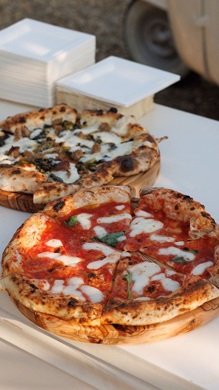 Pizzas napolitanas recién salidas del horno en una estación de comida