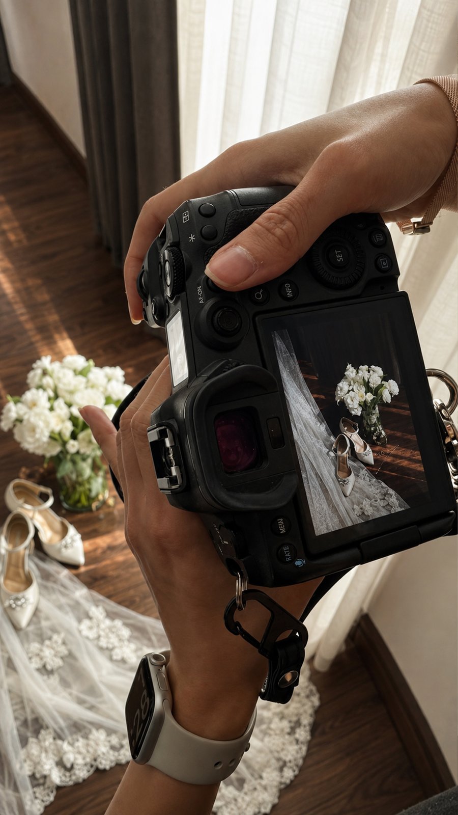 Fotógrafo de bodas revisa una foto del vestido en la pantalla de su cámara