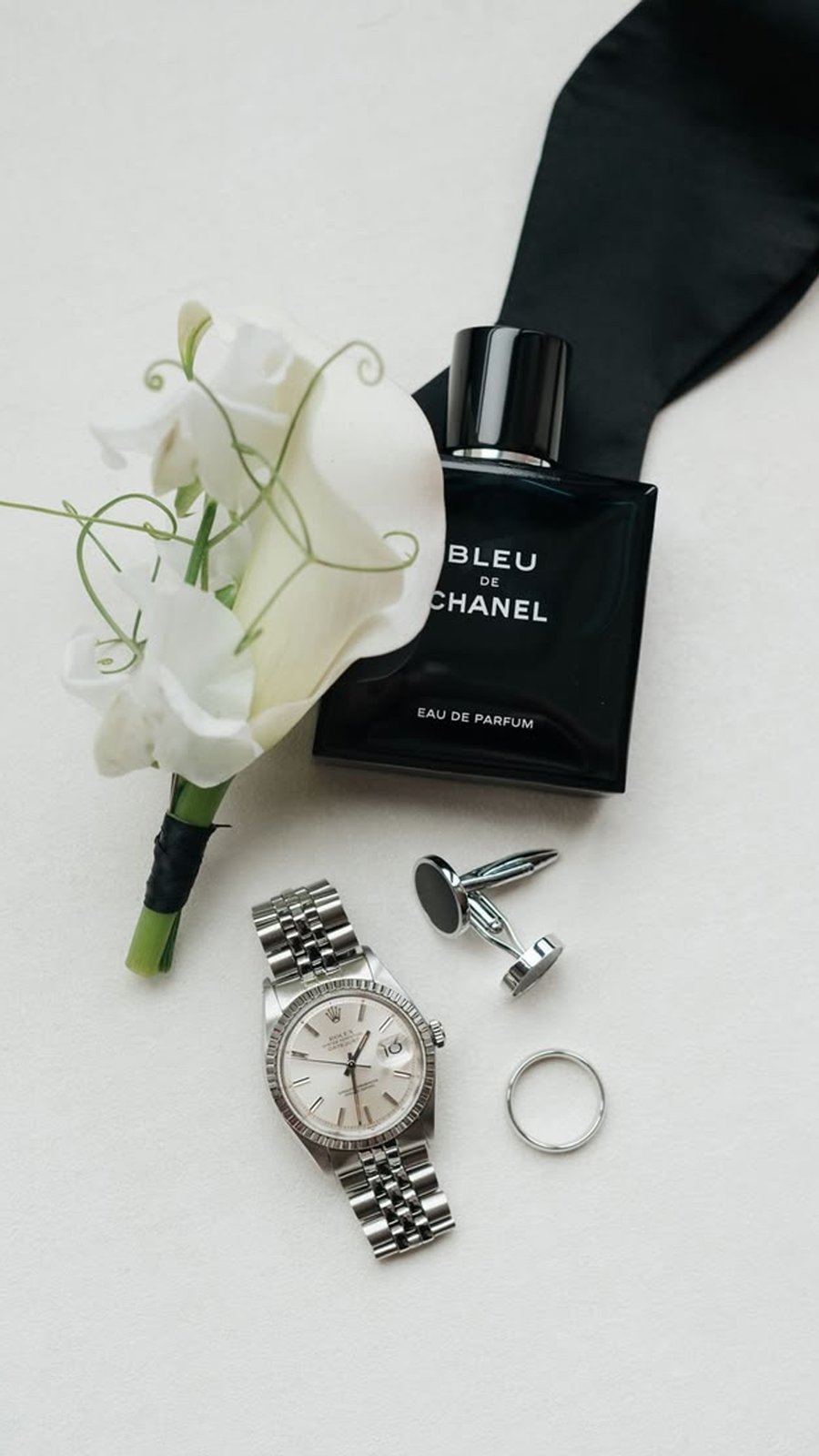 Accesorios del novio: boutonnière de alcatraz, perfume, reloj, mancuernillas y anillo
