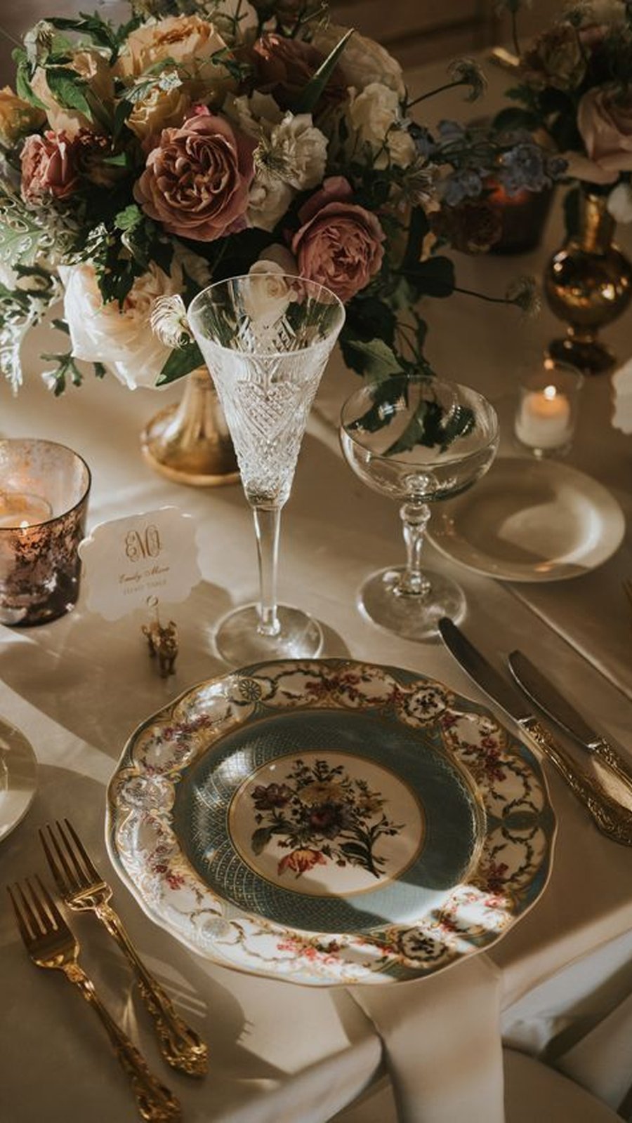 Vajilla de porcelana floral y copas de cristal tallado con centro de rosas antiguas