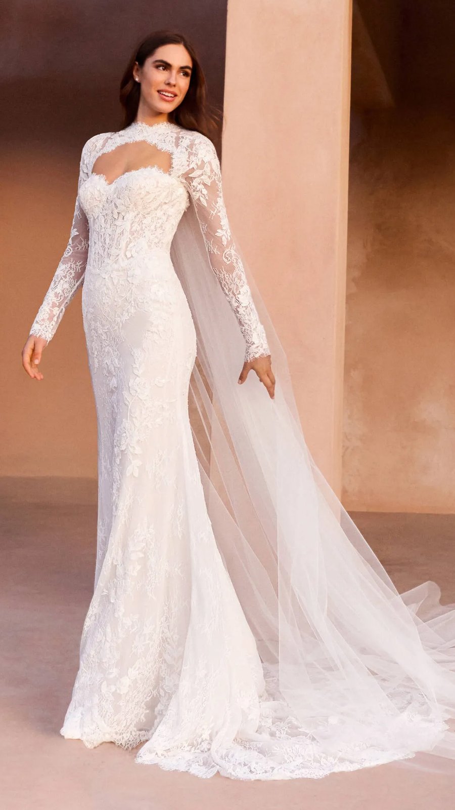 Vestido de novia de encaje con manga larga y cauda de tul