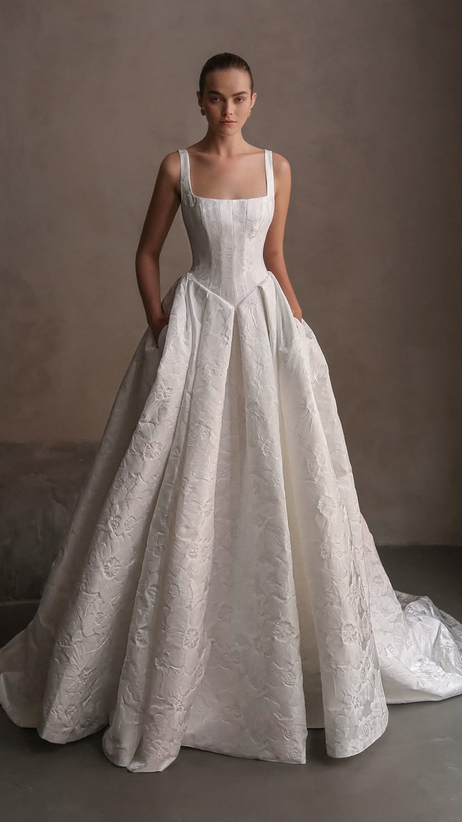 Vestido de novia con corset de cintura vasca y falda amplia de brocado