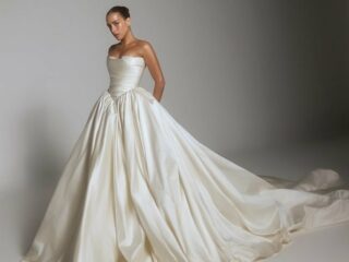 Novia con vestido strapless de satín y falda voluminosa con cauda