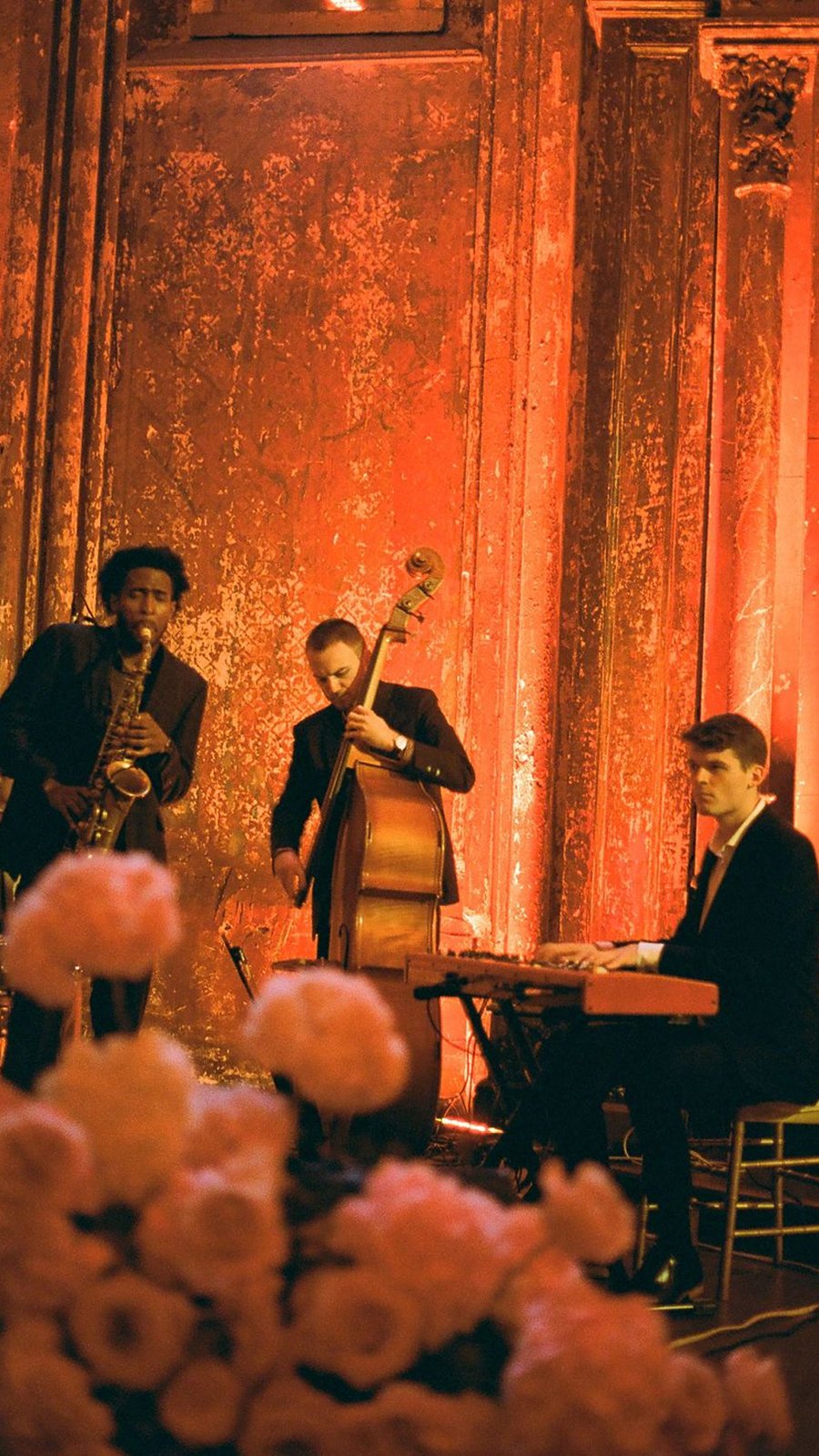 Banda de jazz con saxofón, contrabajo y piano durante la fiesta