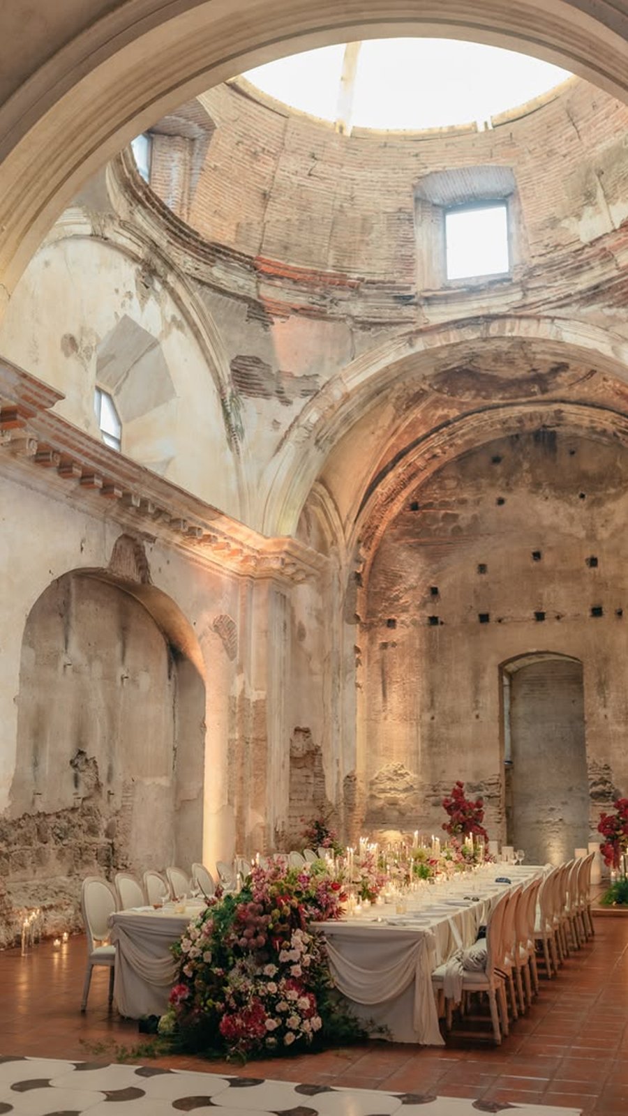 Mesa imperial con flores dentro de las ruinas de una iglesia con cúpula abierta