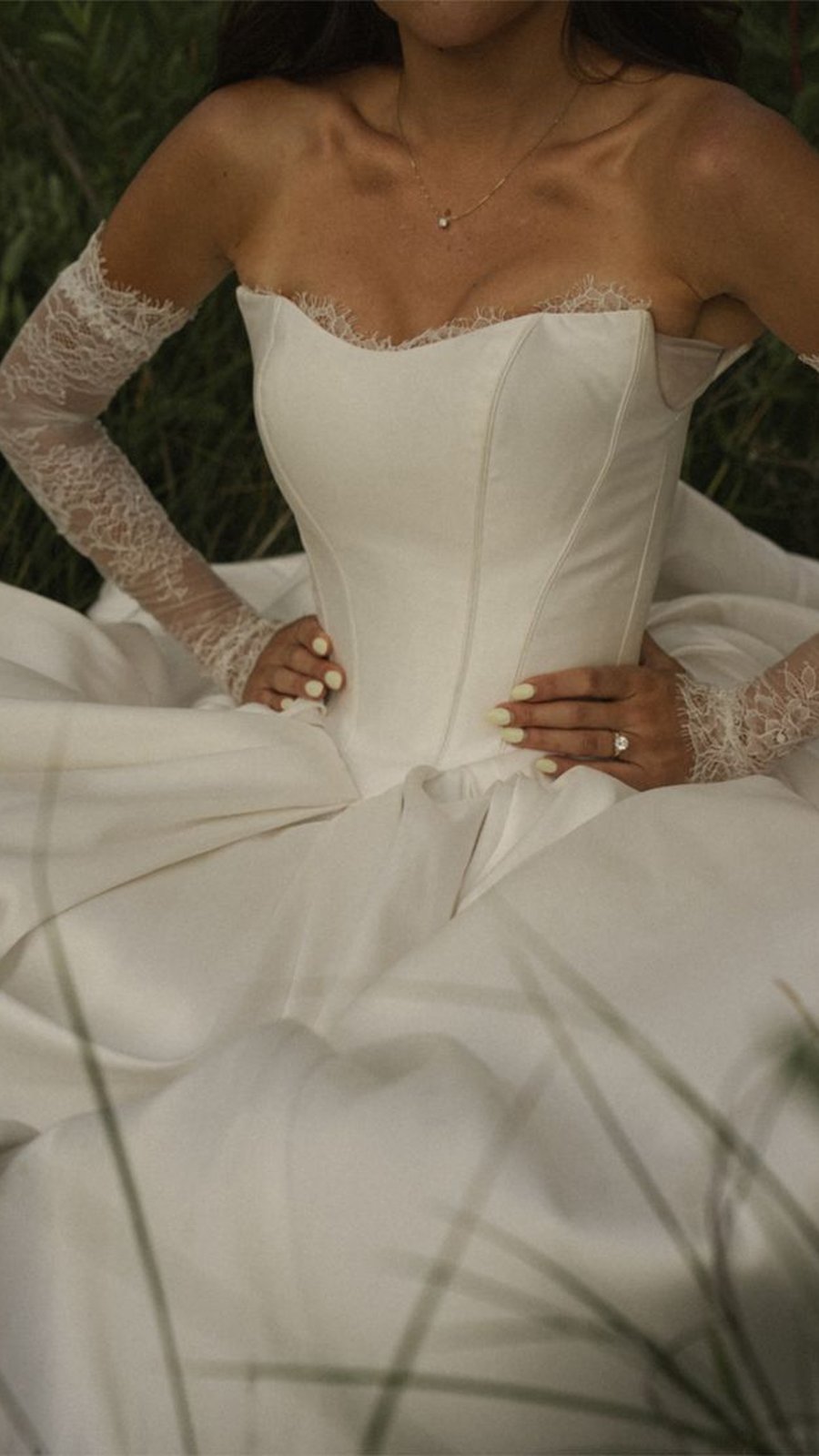 Corset de vestido de novia strapless con guantes largos de encaje