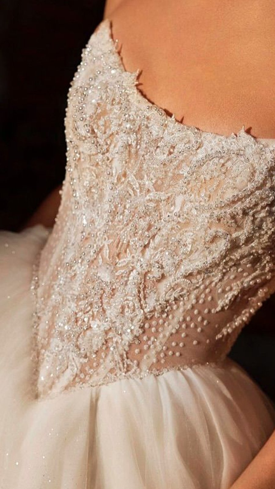 Detalle de corset bordado con perlas y cristales
