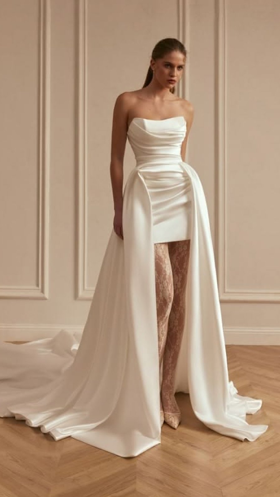 Vestido de novia corto strapless con sobrefalda desmontable