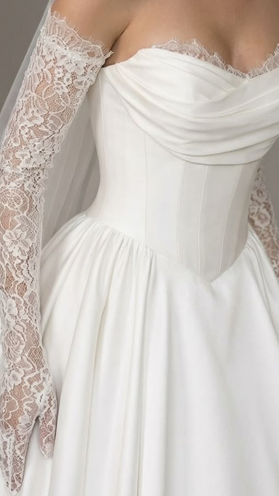 Vestido de novia con corset drapeado y mangas largas de encaje